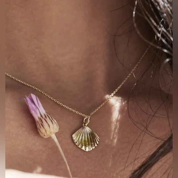 14k solid gold seashell pendant - Picture 4 of 6